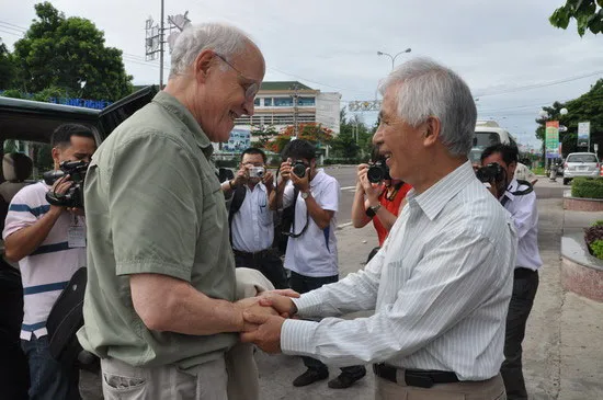 Giáo sư Trần Thanh Vân đón tiếp giáo sư David J.Gross đến Quy Nhơn.