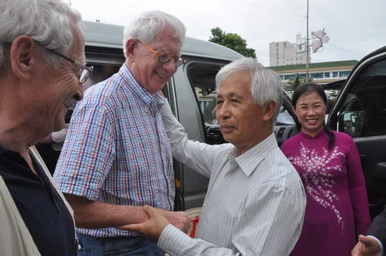 Giáo sư Trần Thanh Vân đón tiếp giáo sư Sheldon Lee Glashow.