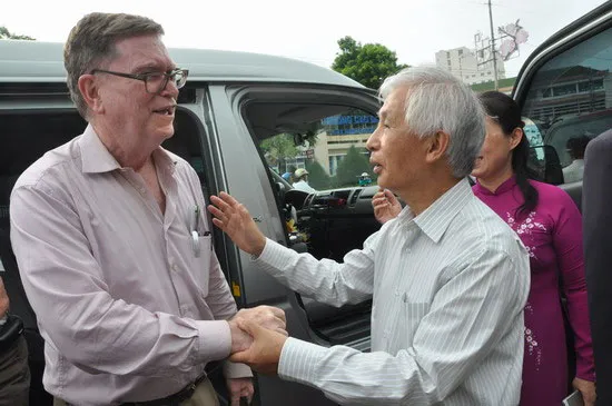 Giáo sư Trần Thanh Vân đón tiếp giáo sư George Smoot.