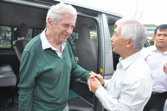 Giáo sư Trần Thanh Vân đón tiếp giáo sư Jack Steinberger.