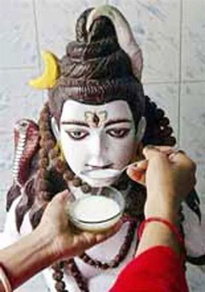 Tượng thần uống sữa