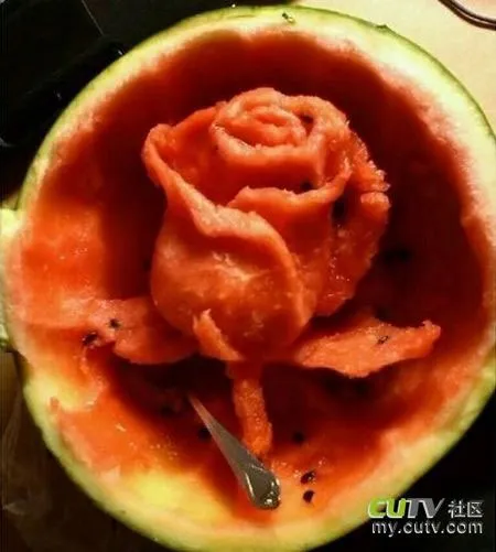 Tạo hình thú vị trên dưa hấu bằng thìa