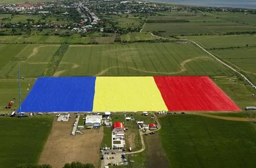 Người Romani lập kỷ lục Guiness với lá cờ Tổ quốc to nhất thế giới ở Clinceni gần Bucharest hồi tháng 5.