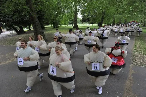Mặc trang phục Sumo Nhật Bản chạy bộ 5km trong công viên Battersea ở thủ đô London để kêu gọi gây quỹ từ thiện