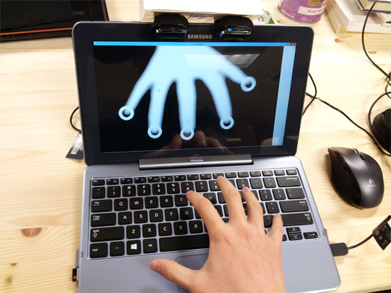 Các ngón tay được chiếu lên màn hình trong công nghệ Haptix