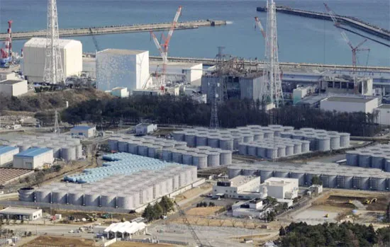 Hình ảnh nhà máy điện hạt nhân Fukushima với "cánh đồng" bể chứa nước làm mát thanh nhiên liệu lò phản ứng hạt nhân