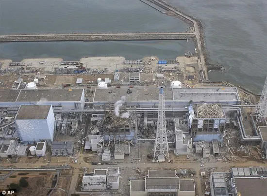 Còn đây là hình ảnh hai lò phản ứng hạt nhân của nhà máy điện Fukushima bị phá hủy trong trận động đất, sóng thần hồi tháng 3/2011