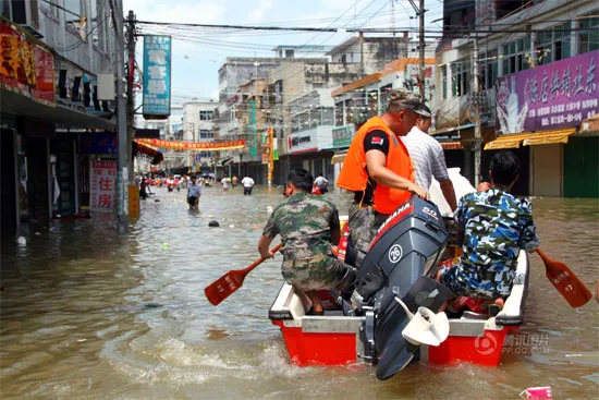 Nhân viên cứu hộ giúp người dân tại khu vực ngập lụt.