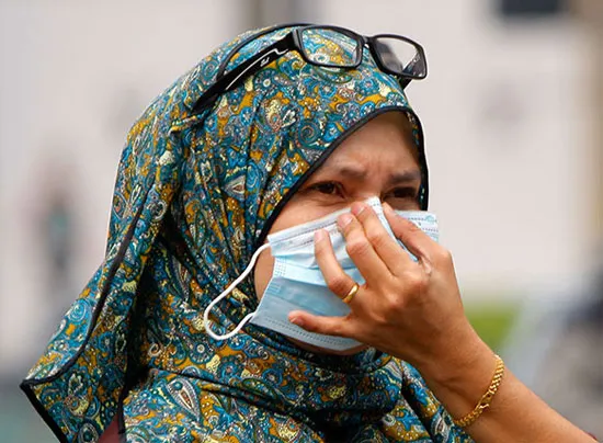 Người dân Malaysia mang khẩu trang để đối phó với khói bụi.
