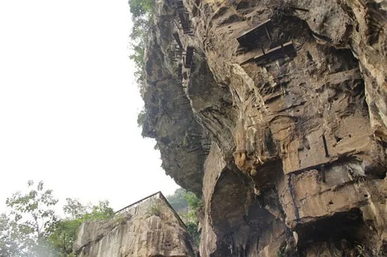 Những chiếc quan tài gỗ được làm từ thân cây đóng vào vách đá bằng 2-3 thanh gỗ lớn
