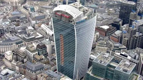Kiến trúc mở rộng ở phần trên đang vô tình biến tòa nhà 37 tầng mang tên 20 Fenchurch Street ở London thành một tấm gương cầu lõm khổng lồ nhìn về hướng nam.