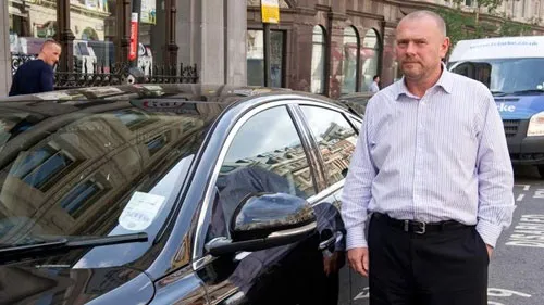 Doanh nhân Martin Lindsay rất tức giận khi khung thép dọc chiếc xe Jaguar XJ của ông bị méo mó do ánh sáng từ ngôi nhà chọc trời bọc kính.
