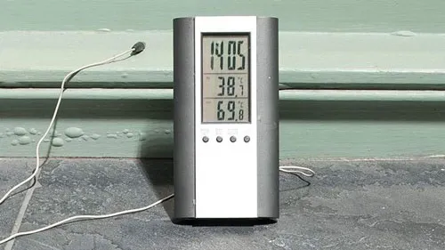 Nhiệt kế điện tử đo nhiệt độ ở dưới đất, nơi ánh nắng phản chiếu từ tòa nhà là 69,8 độ C.