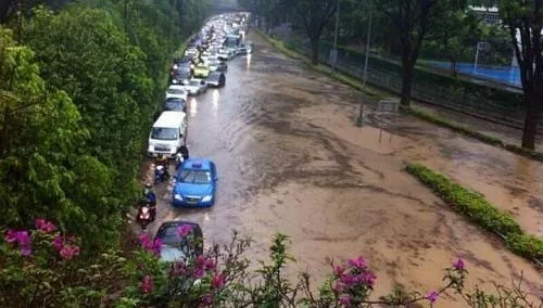 Đường cao tốc Ayer Rajah của đất nước phát triển bậc nhất Đông Nam Á cũng tắc nghẽn vì lụt.