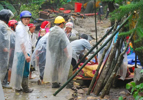 Người dân tìm kiến được thi thể các nạn nhân trong cơn lũ quét ở Sapa ngày 5/9.