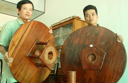 Hai mặt bàn xoay hoàn tất với kích cỡ và thiết kế khác nhau