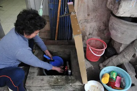 Nhiều hộ dân ở Hà Nội đang sử dụng nước nhiễm thạch tín.