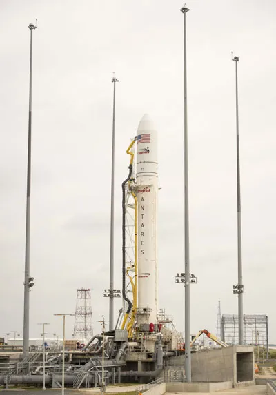Tên lửa Antares trên bệ phóng tại Virginia để chuẩn bị cho sứ mệnh tàu Cygnus đầu tiên bay đến ISS
