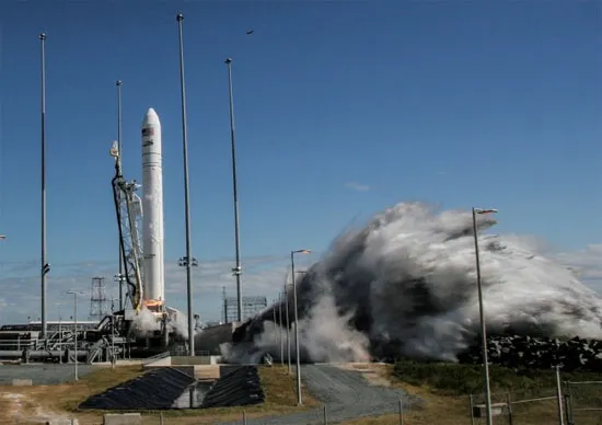Tên lửa đẩy Antares mang theo tàu Cygnus rời bệ phóng tại Virginia