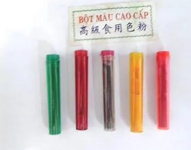 Những lọ phẩm màu bắt mắt, không rõ nguồn gốc, không ghi thành phần... được bày bán phổ biến tại nhiều chợ
