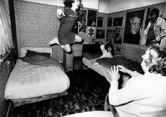 Poltergeist luôn đi kèm với các hiện tượng ma quái như đồ vật di chuyển, các âm thanh ghê rợn, những hình bóng đáng sợ trong đêm tối.