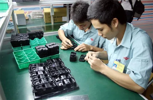 Các kỹ sư đang chế tạo máy điện thoại