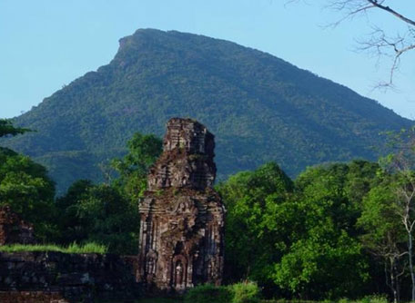 Tháp Chăm B3 Mỹ Sơn bị nghiêng 8 độ và bị nhiều vết nứt trong thân tháp