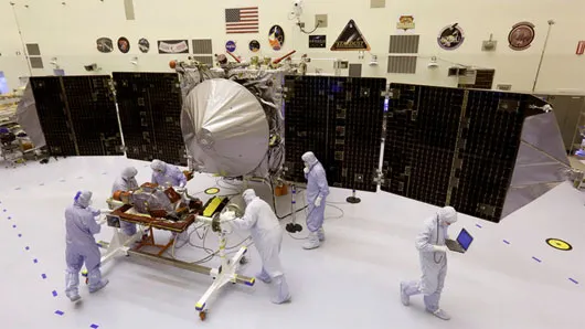 Các chuyên gia NASA chuẩn bị tàu nghiên cứu bầu khí quyển sao Hỏa. Hiện NASA đang gần như tê liệt