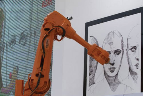 Họa sĩ vẽ tranh xuyên không gian với robot