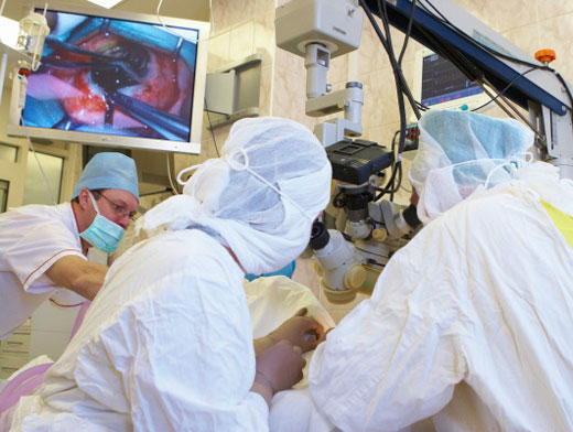 Các bác sĩ phẫu thuật tương lai trau dồi kỹ năng trong phòng mổ ảo