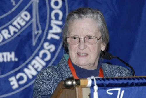 Với học thuyết Quản lý nguồn lực, bà Elinor Ostrom đã được trao giải Nobel Kinh tế 2009