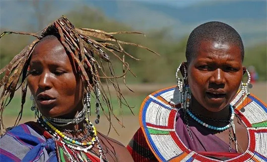 Bộ tộc Maasai - bố cô dâu nhổ nước bọt lên người con gái