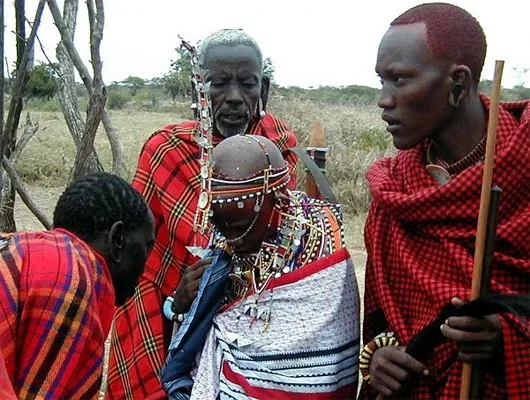 Bộ tộc Maasai - bố cô dâu nhổ nước bọt lên người con gái