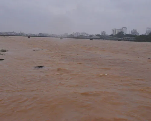 Nước sông Hương đang lên rất nhanh.