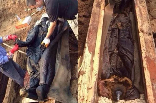 Ban đầu, khuôn mặt xác ướp gần như bình thường, nhưng sau một vài giờ, da mặt bắt đầu đen sạm đi và mùi hôi bốc ra từ cơ thể