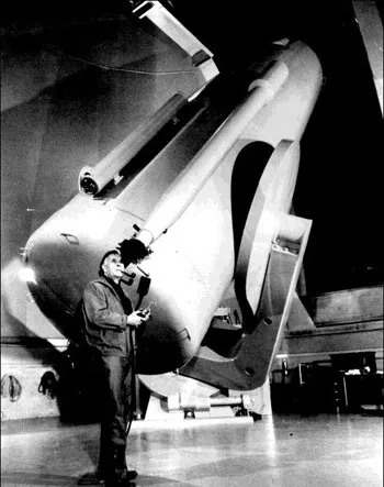 Hubble bên chiếc kính thiên văn 48 inch Schmidt tại đài thiên văn Palomar năm 1949