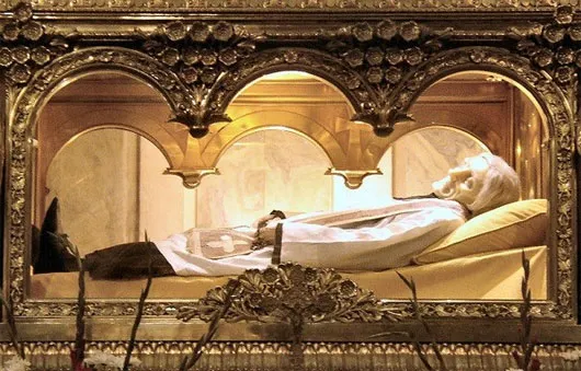 Thi thể Thánh Gioan Maria Vianney vẫn đeo mặt nạ sáp nằm trong lồng kính