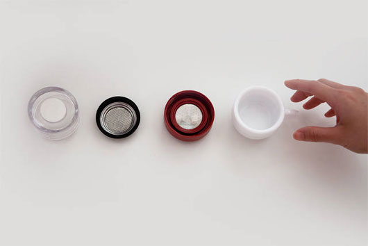 Máy pha cà phê nhỏ nhất thế giới “khuấy động” dân văn phòng