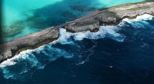 Đại Tây Dương mạnh mẽ và ồn ào trong khi Caribbean có vẻ bình lặng hơn