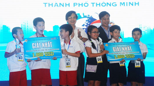 Đội tuyển đến từ trường tiểu học Vietkids (phải) và đội tuyển trường tiểu học Trần Cao Vân, Đà Nẵng (trái) giành giải nhất cuộc thi năm nay