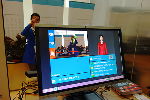 Màn hình hiển thị người khiếm thính sử dụng ngôn ngữ ký hiệu sẽ dịch tự động sang ngôn ngữ nói hoặc ngôn ngữ viết.