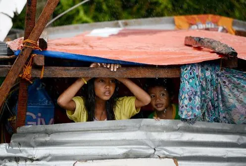 Tổng thống Benigno Aquino sáng nay đã đến Tacloban và tham gia phân phát hàng cứu trợ cho những người còn sống sót ở thành phố này.