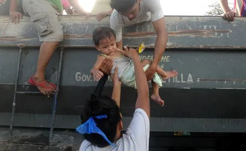 Người dân Tacloban hôm qua đã bắt đầu rời khỏi điểm sơ tán để trở về nhà.