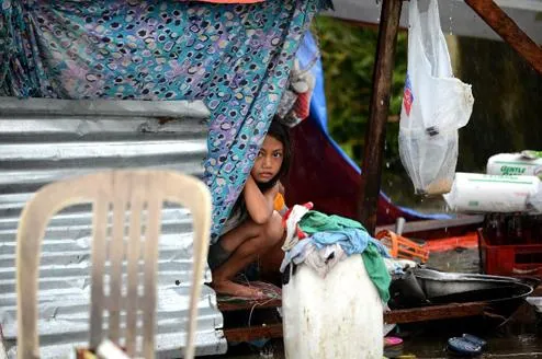 Những người sống dọc bờ biển, trong đó nhiều người chỉ ở trong các ngôi lều thô sơ, bị ảnh hưởng nặng nề nhất