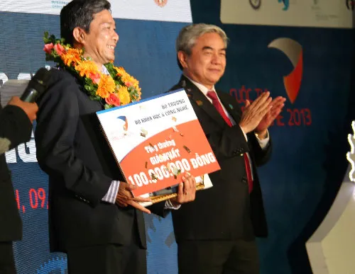 Bộ trưởng Khoa học Công nghệ Nguyễn Quân trao giải nhất cho ông Phạm Hoàng Thắng với sáng chế máy gặt lúa.