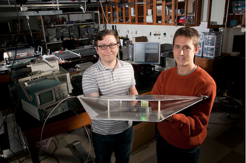 Alexander Kaito (trái) và Allen Hawkes với thiết bị dẫn sóng có chứa bộ phận thu thập năng lượng