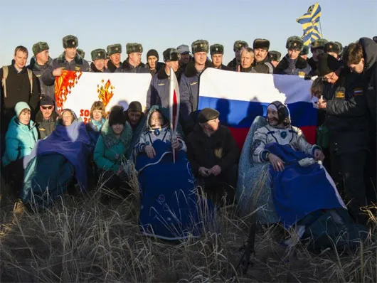 Ba phi hành gia của tàu Soyuz TMA-09M là Karen Nyberg (trái), Fyodor Yurchikhin (giữa) và Luca Parmitano