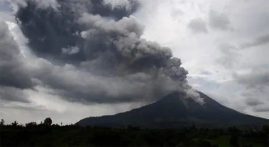 Núi lửa Sinabung ở Indonesia lại phun trào