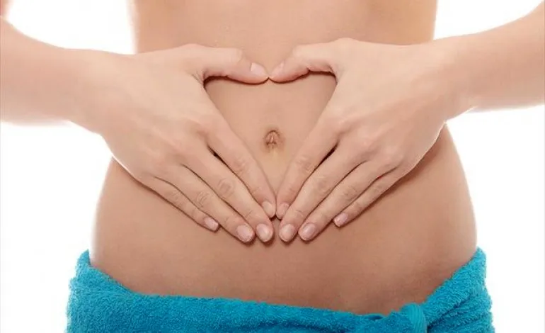 Massage dọc theo xương sườn bên phải