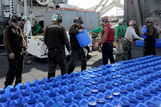 Chuẩn bị đưa nước sạch lên trực thăng trên tàu sân bay USS George Washington mang vào đất liền Philippines, ngày 16/11